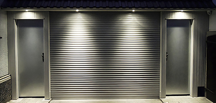 Porta avvolgibile doppia che crea più spazio in garage