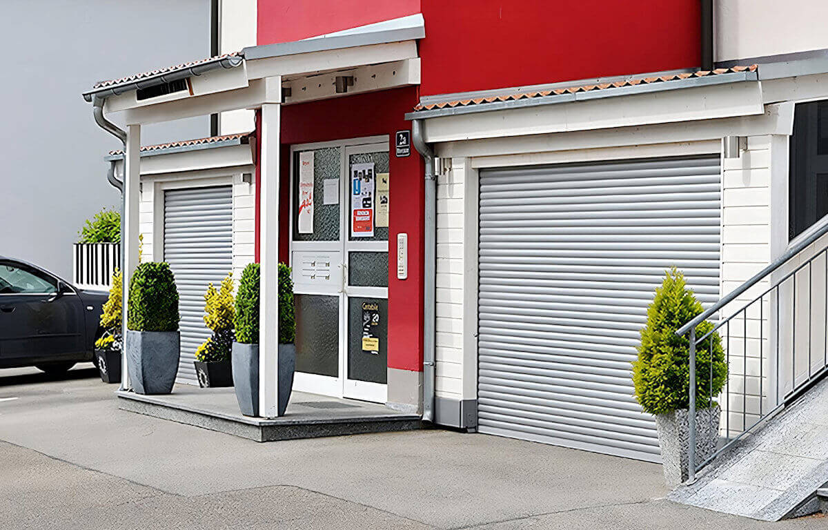Porta avvolgibile bianca montata a parete